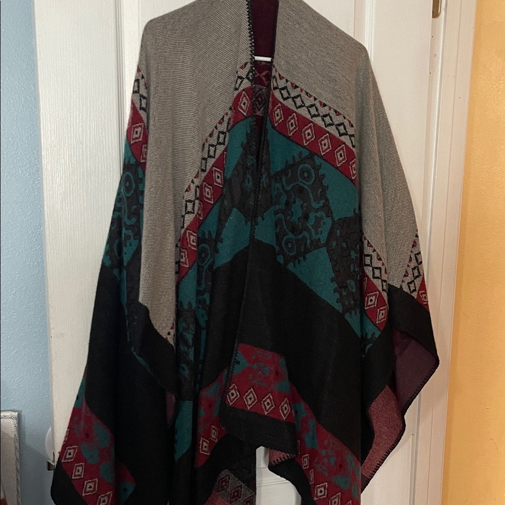 Stylish Geometric Patterned Wrap - image 1